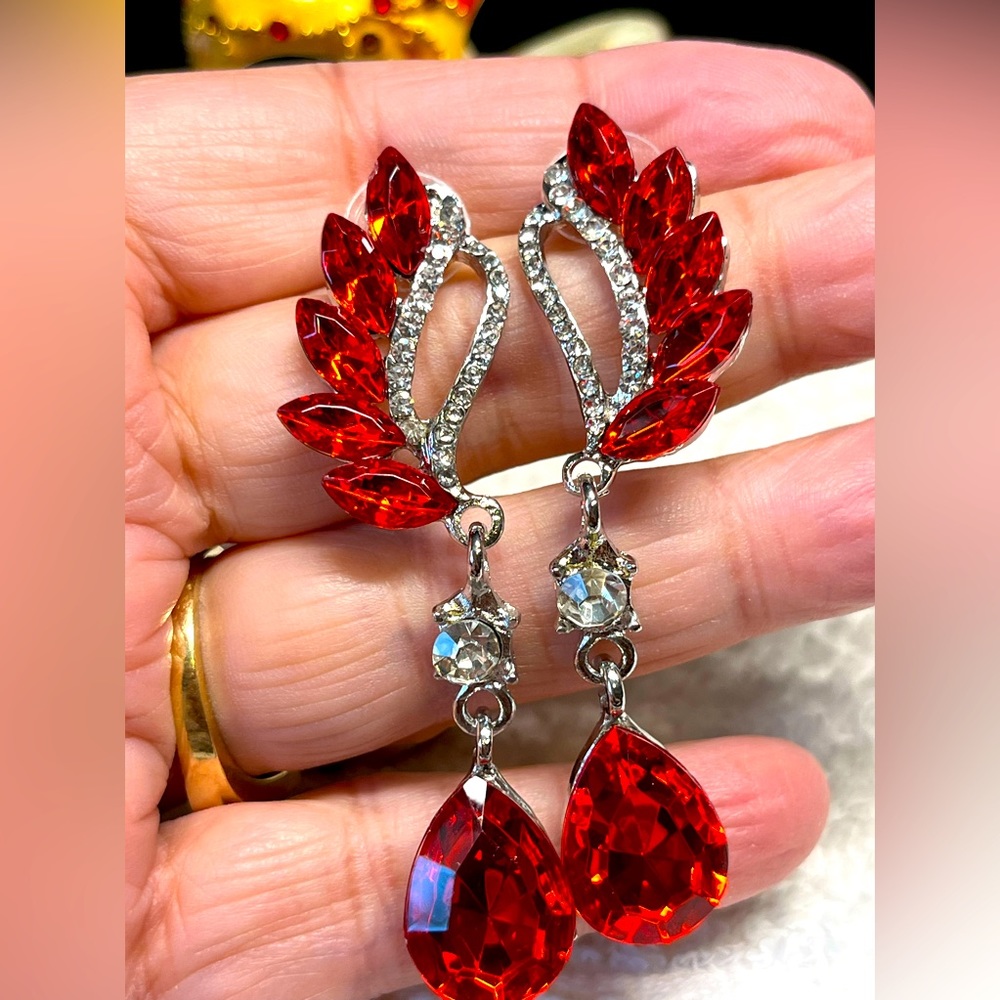 🦋⭐️betsey Johnson style earrings-chandelier dangle-ruby red color-bright NEW